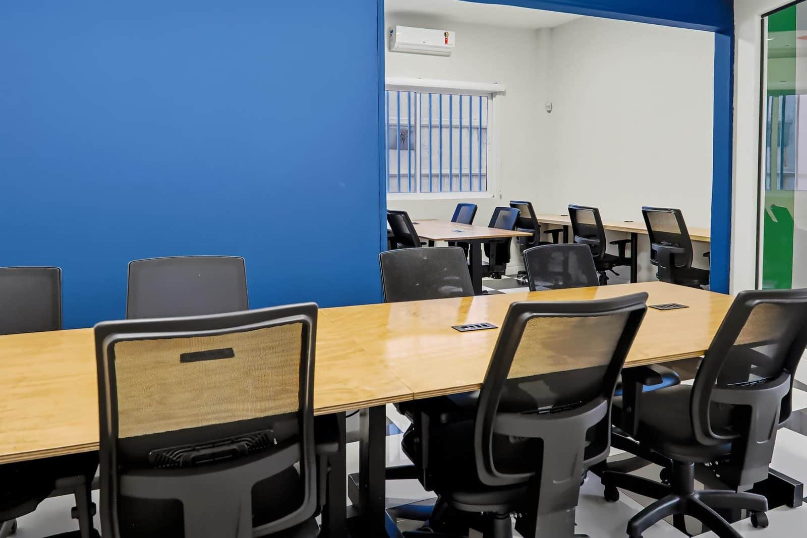 Escritório privativo da Brains Coworking no Batel, com estações de trabalho para equipe, em Curitiba