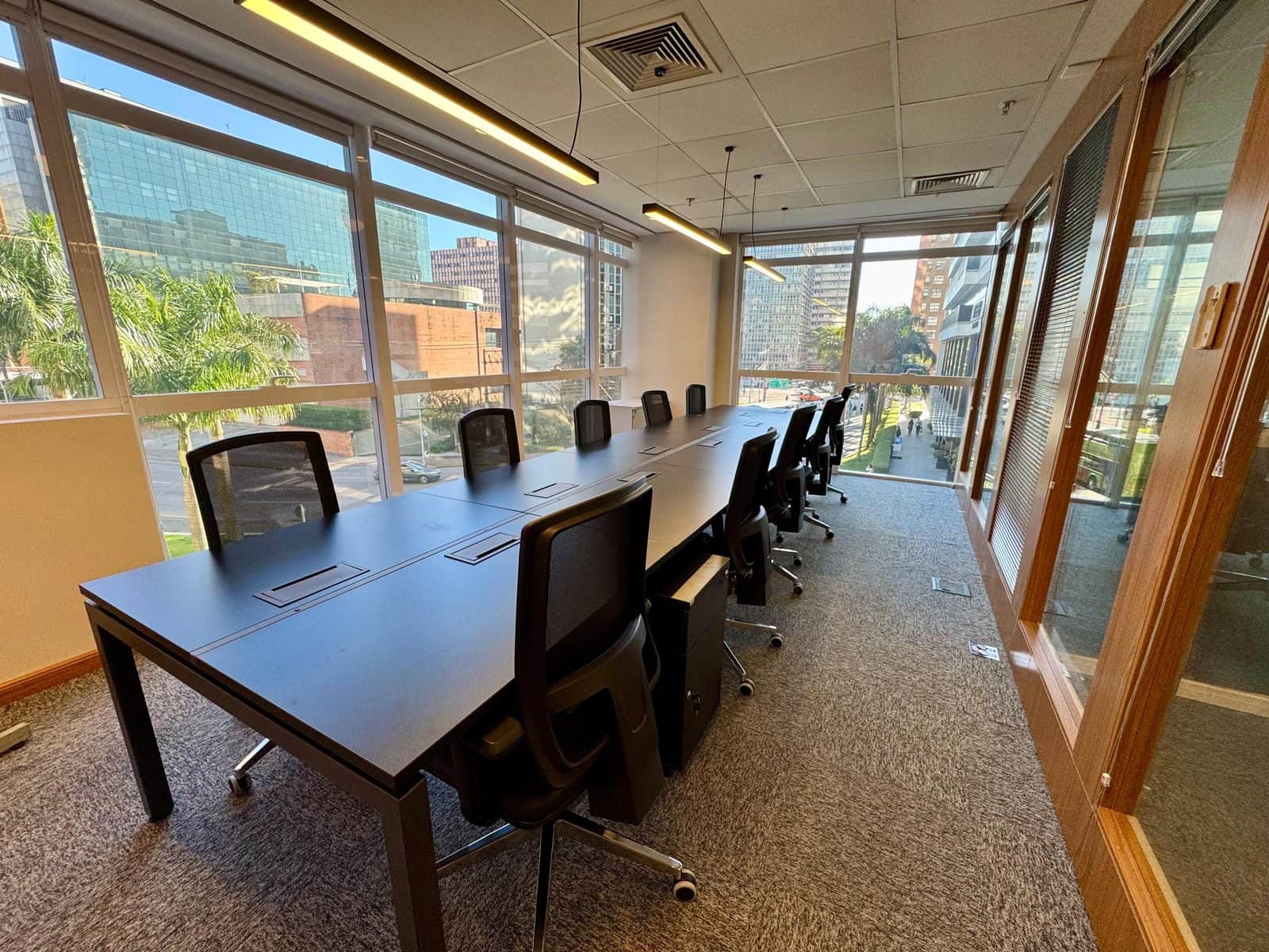 Sala privativa do coworking Brains no Centro Cívico, em Curitiba