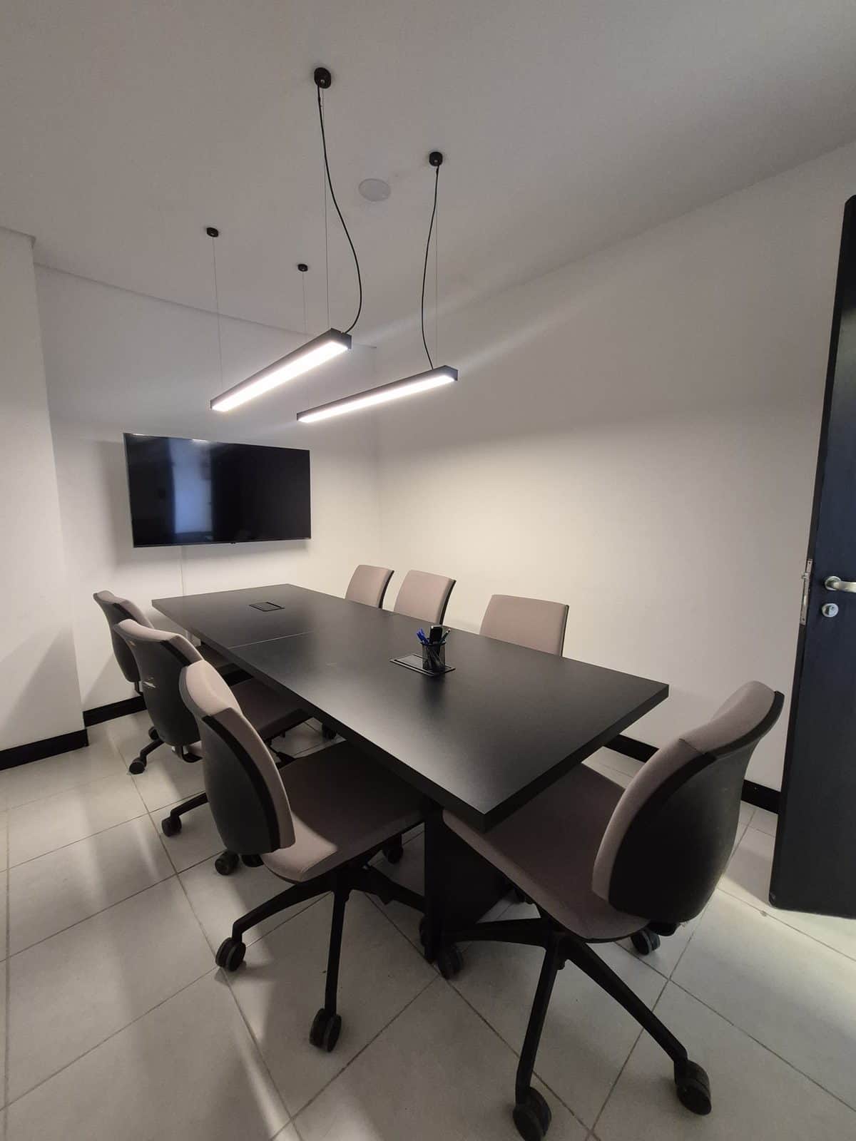 Sala de reunião equipada da Brains Coworking para reservas por hora em Curitiba