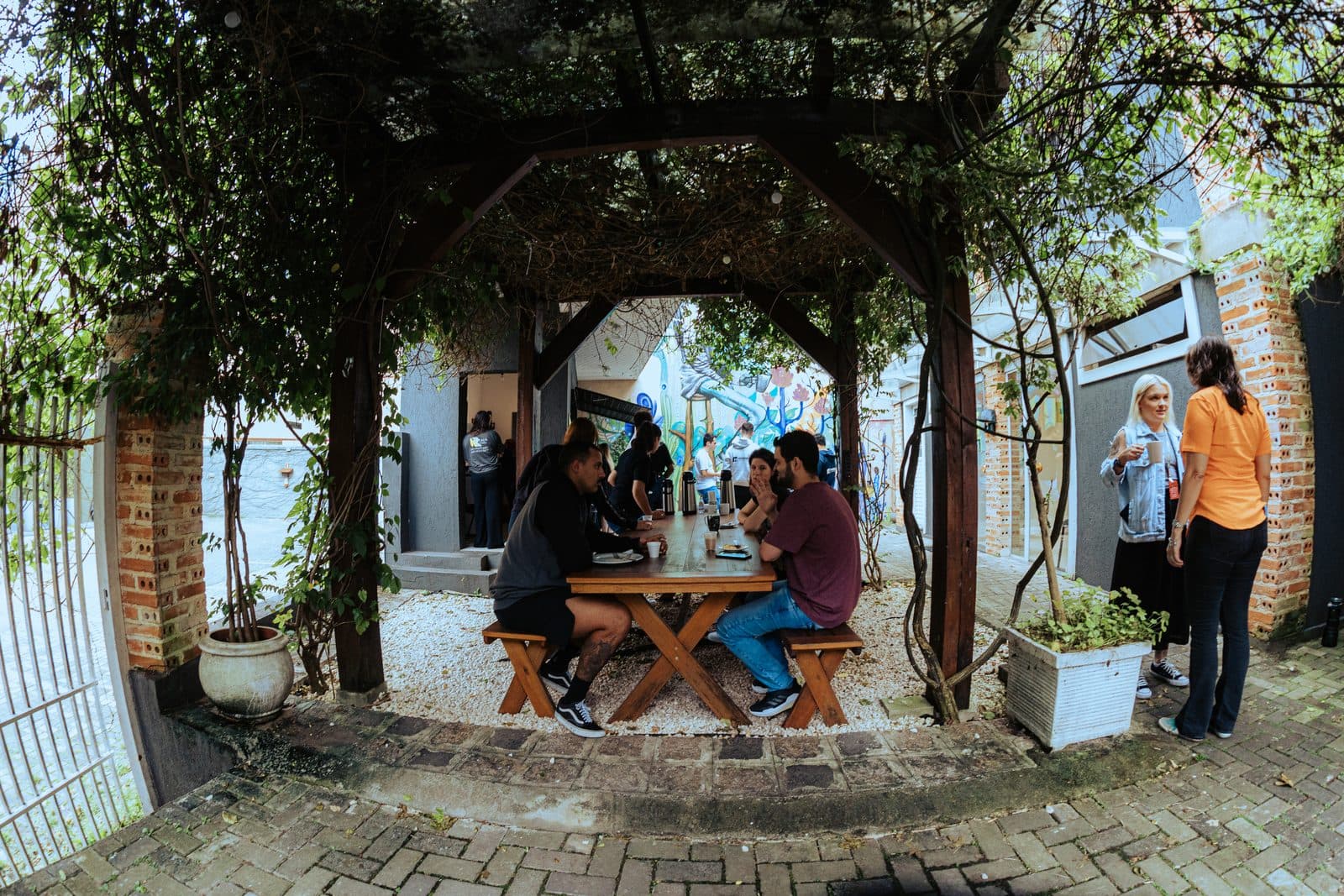 Área comum e de convivência da Brains Coworking Batel, em Curitiba