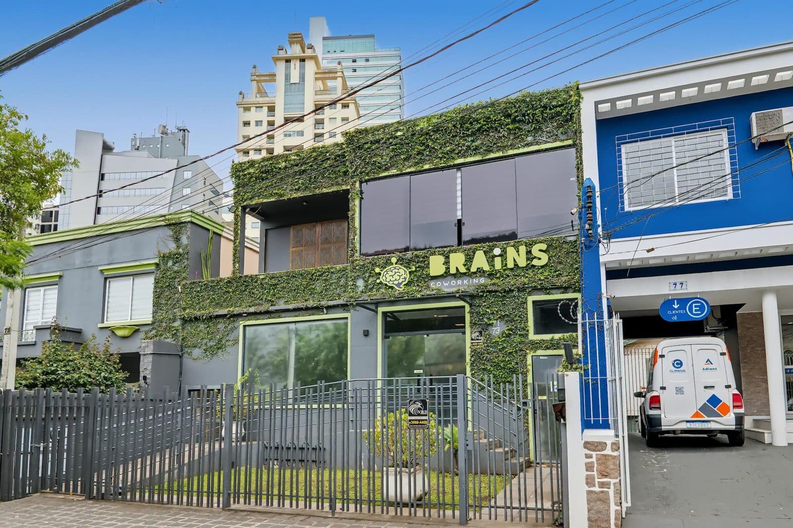 Fachada da Brains Coworking Batel, endereço comercial para empresas em Curitiba