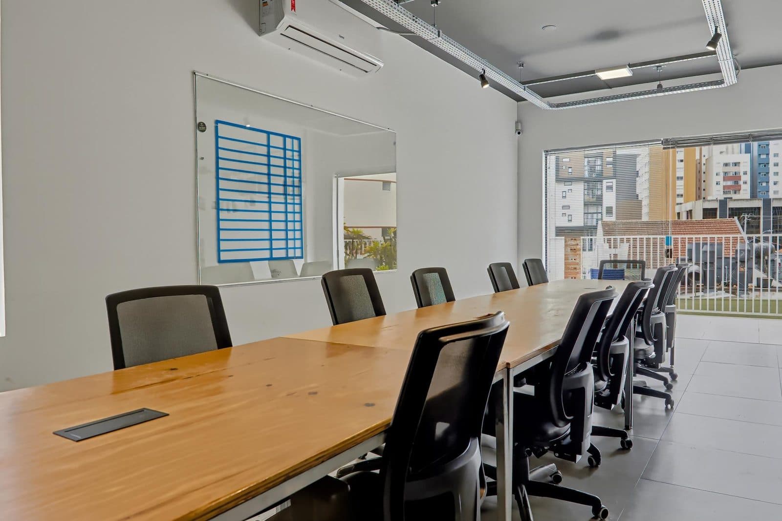 Sala privativa mobiliada da Brains Coworking em Curitiba
