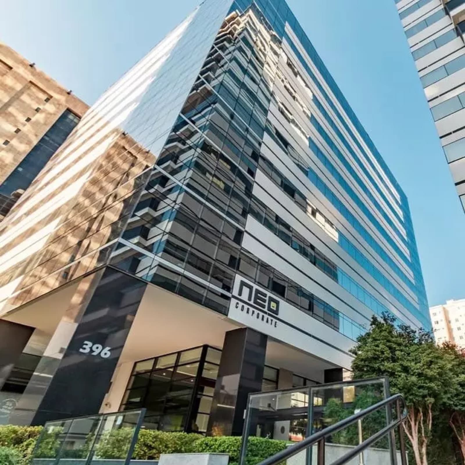 Fachada do edifício NEO Corporate, que abriga o Brains Centro Cívico, em Curitiba