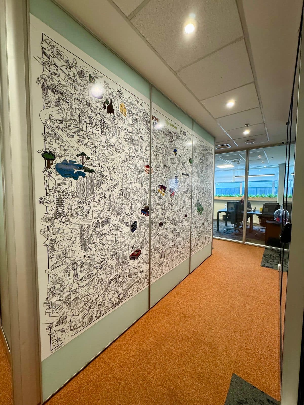 Mural ilustrado de Curitiba no corredor do Brains Centro Cívico