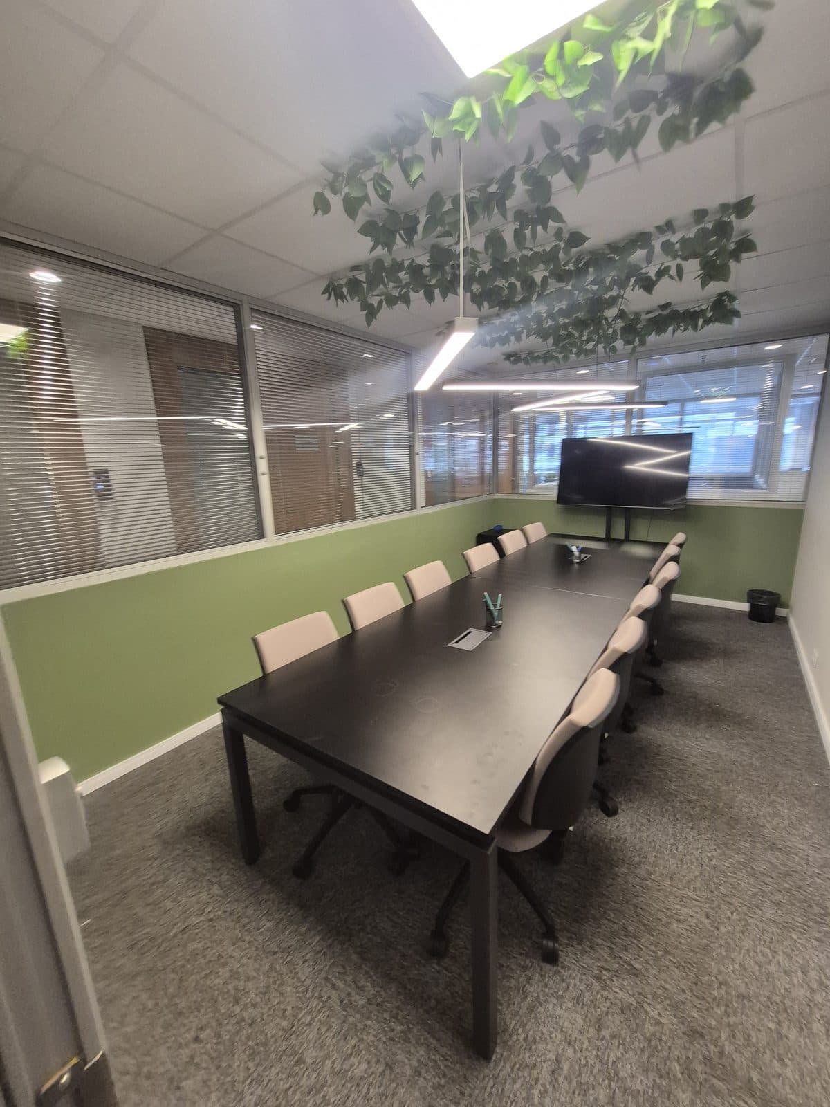 Sala de reunião para equipe no Brains Centro Cívico, com televisor, em Curitiba