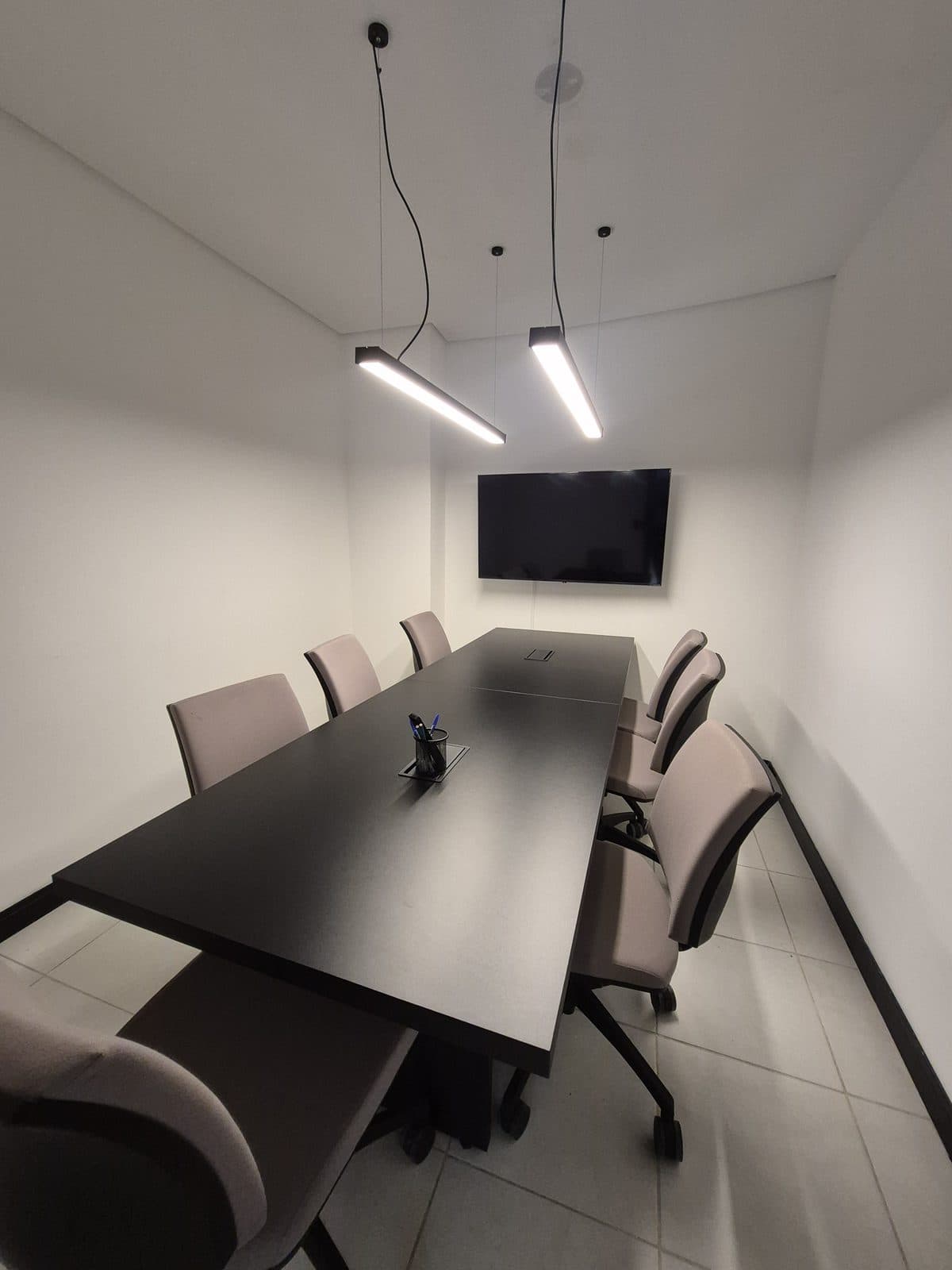 Sala de reunião equipada do Brains Parque Barigui, em Curitiba