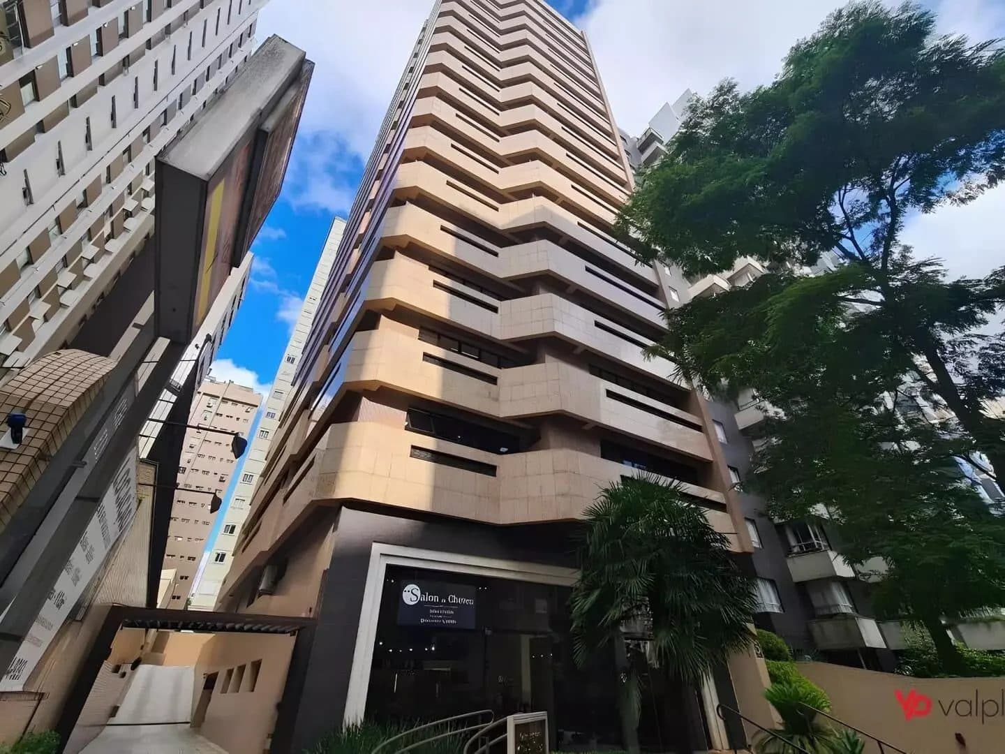Fachada do edifício que abriga o Brains Praça do Japão, na Água Verde, em Curitiba