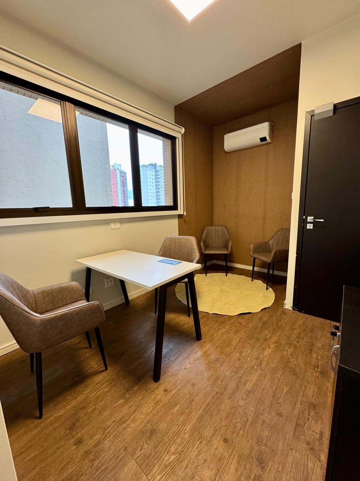 Sala de atendimento do Brains Praça do Japão, com mesa para duas pessoas, em Curitiba