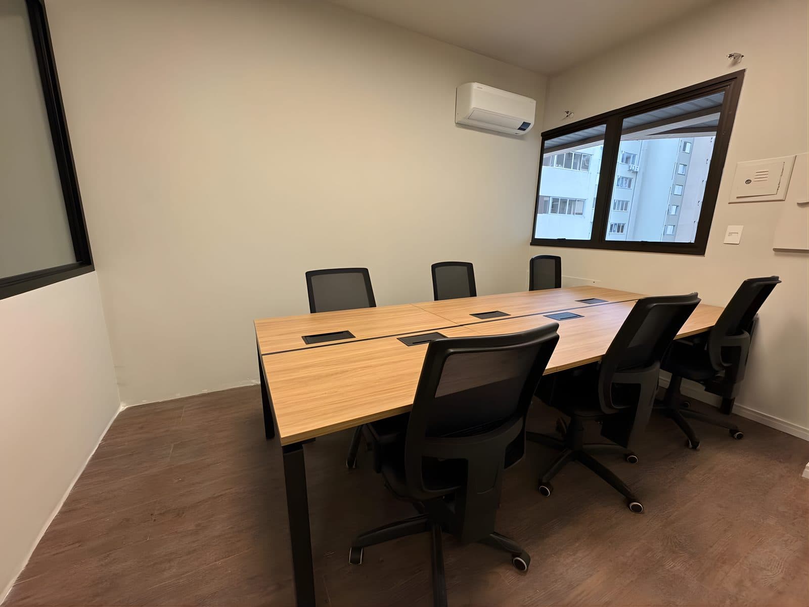 Sala privativa para equipe no Brains Praça do Japão, na Água Verde, em Curitiba