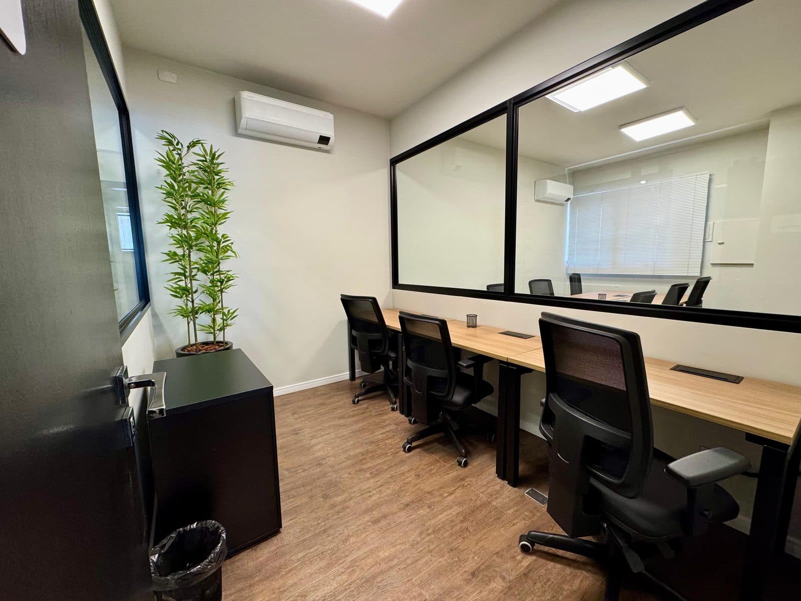 Sala privativa do Brains Praça do Japão, com estações de trabalho e vista para a cidade, em Curitiba