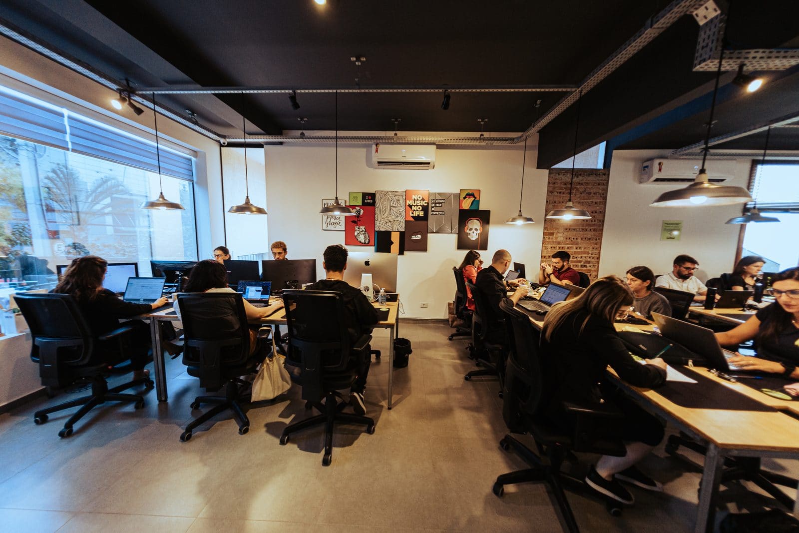 Espaço de trabalho compartilhado da Brains Coworking Batel, em Curitiba