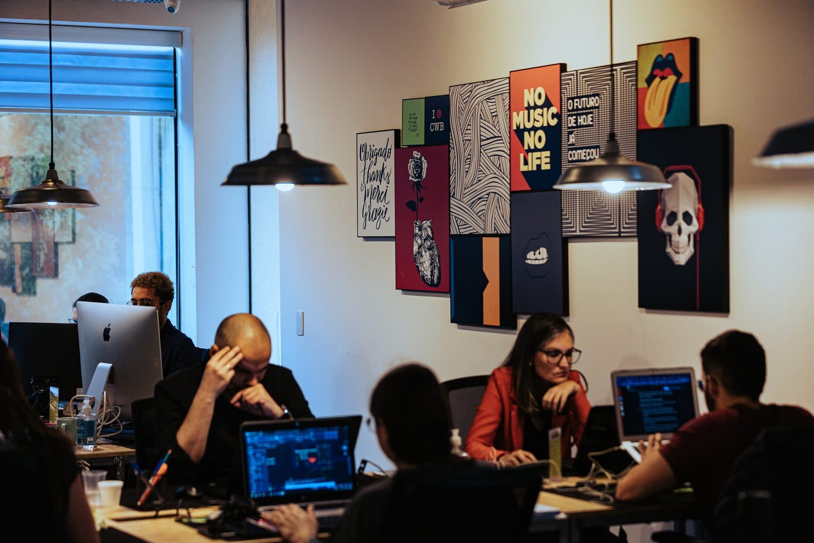 Coworkers trabalhando no espaço compartilhado do Brains Batel, em Curitiba