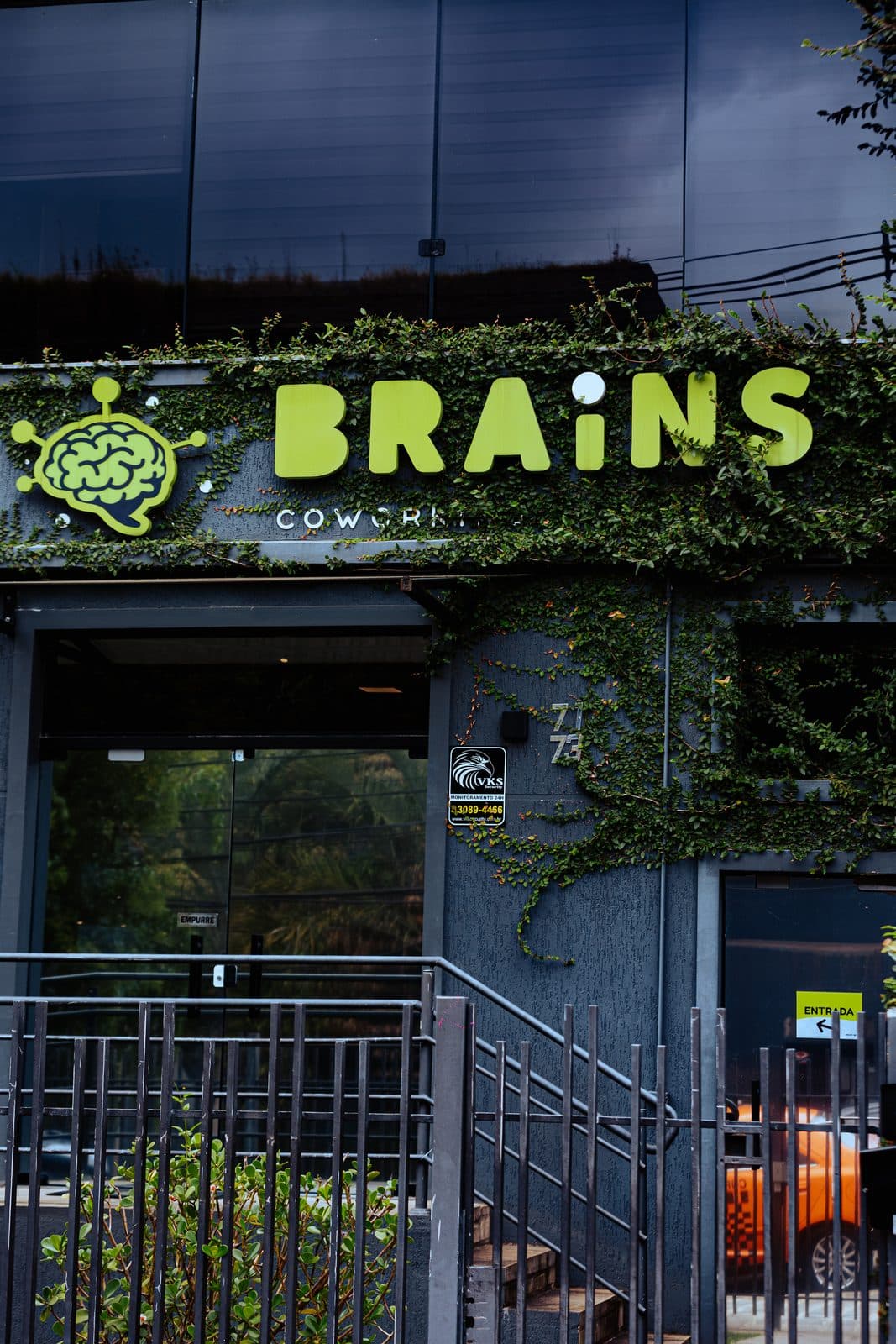 Letreiro Brains Coworking na fachada de hera da unidade Batel, em Curitiba