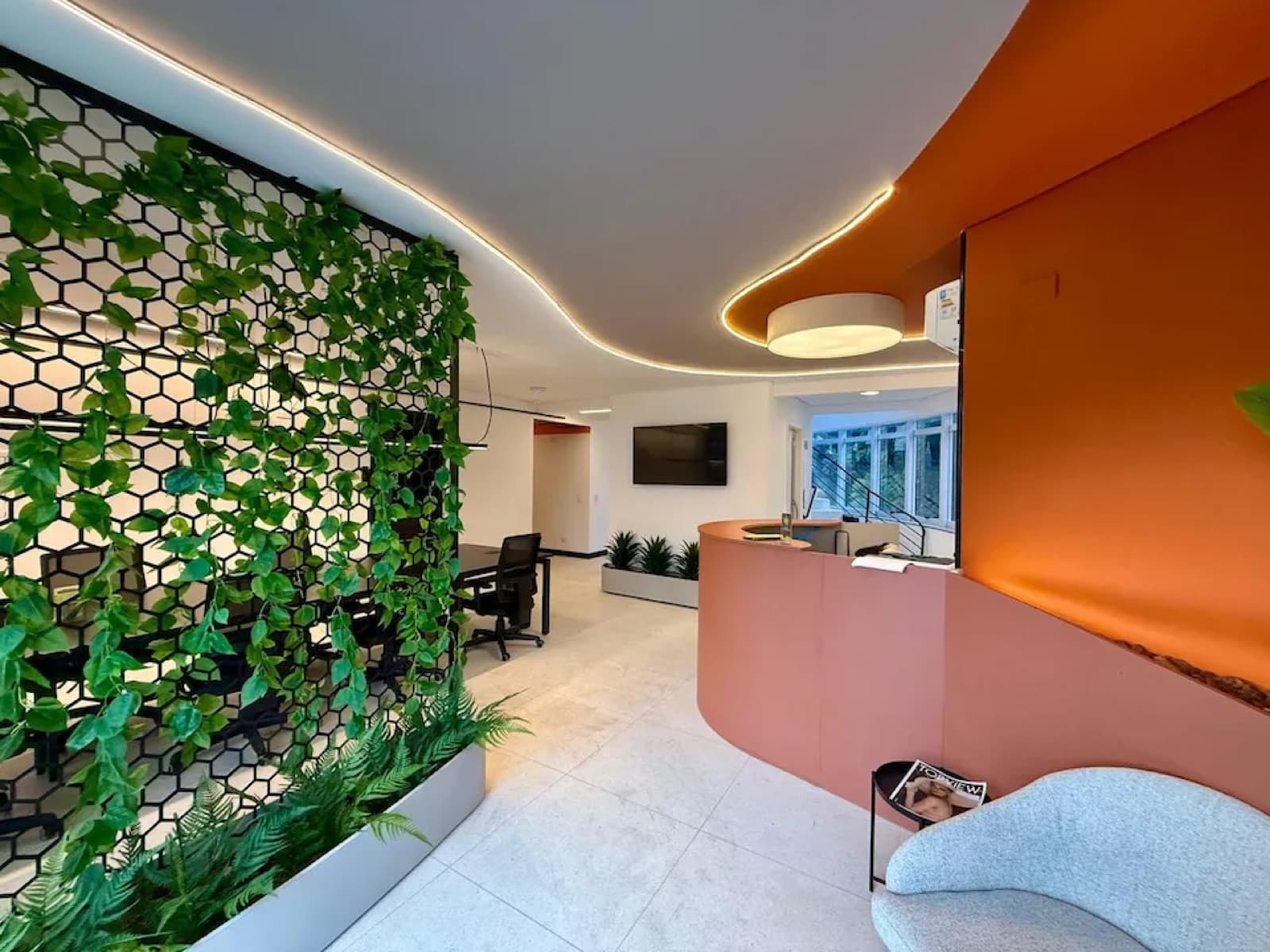 Recepção e espaço compartilhado do Brains Parque Barigui, no Bigorrilho, em Curitiba